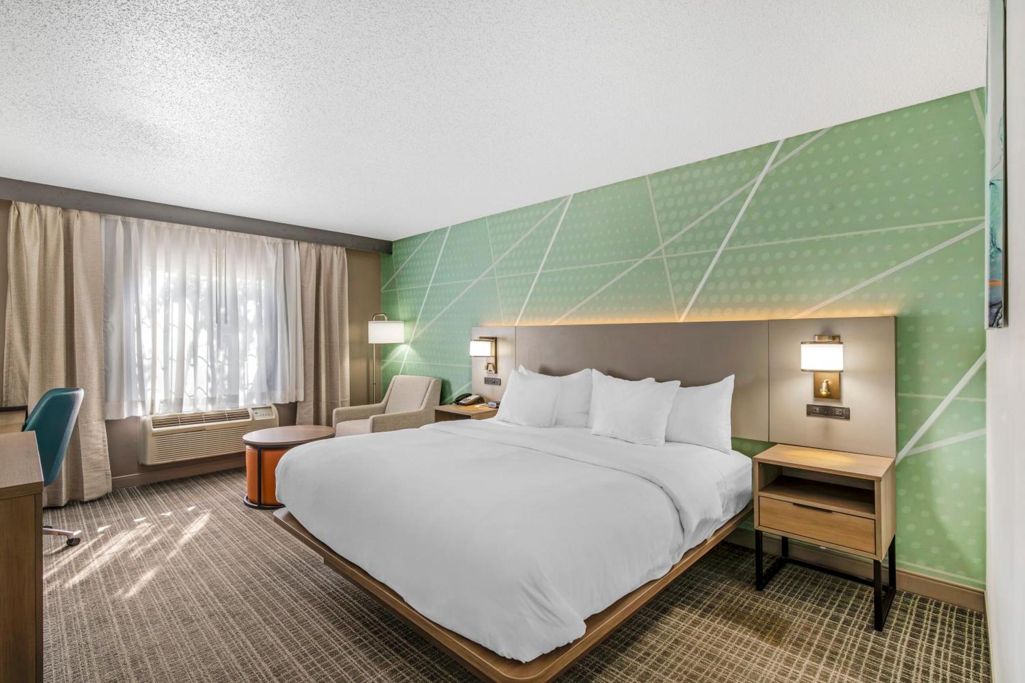 Ramada by Wyndham Louisville Expo Center Exterior foto