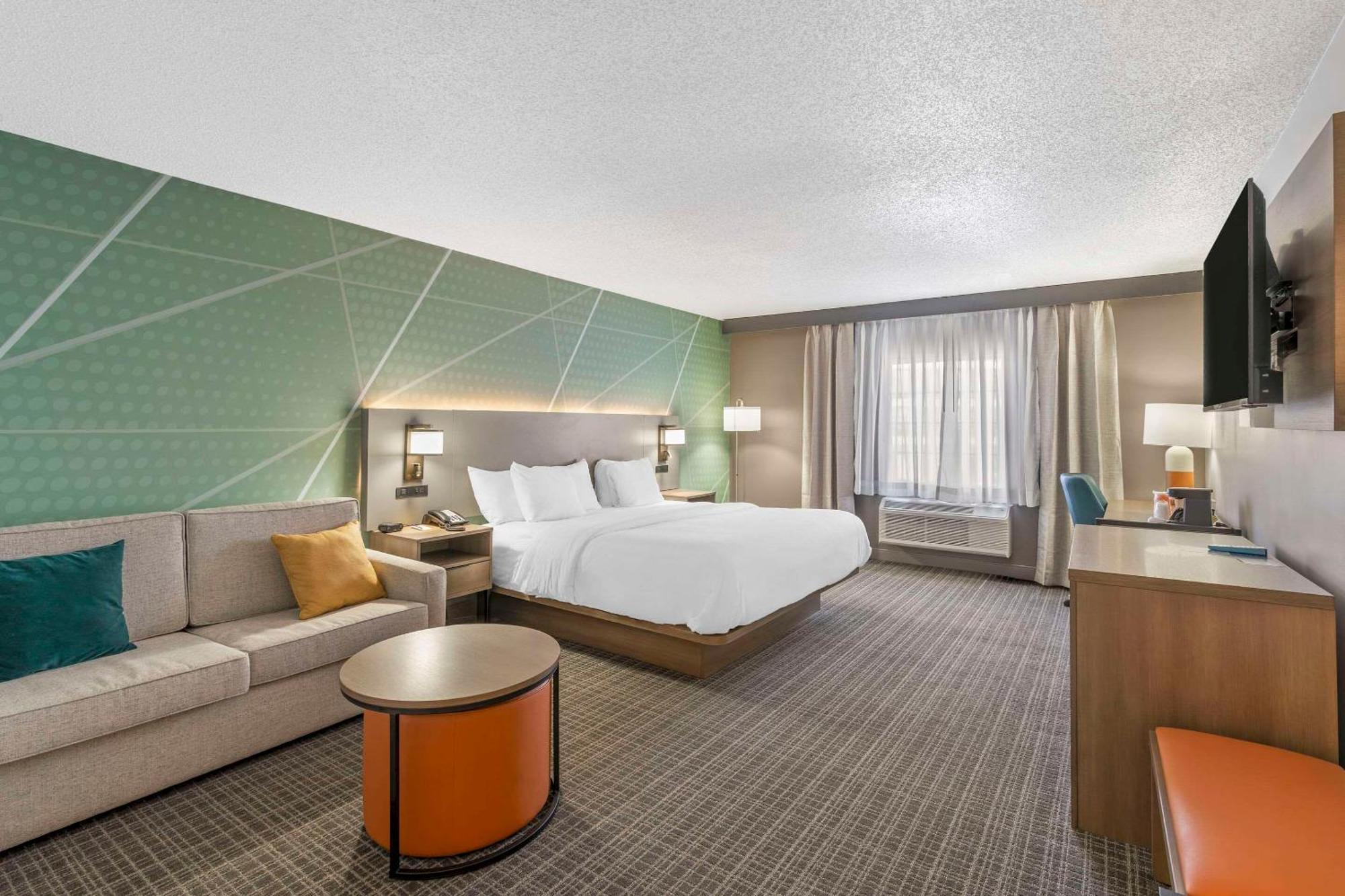 Ramada by Wyndham Louisville Expo Center Exterior foto