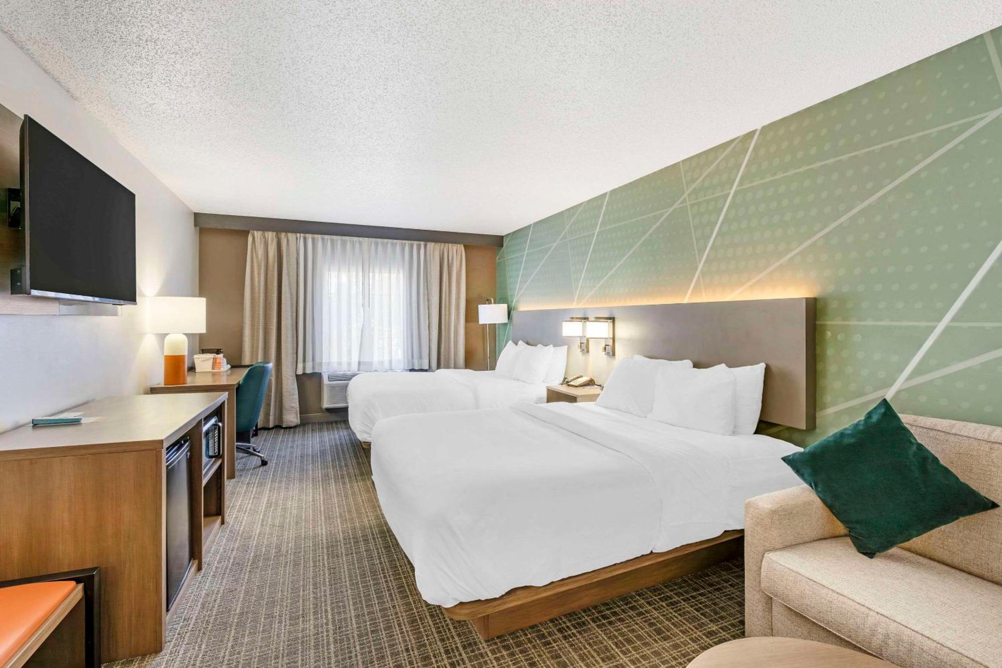 Ramada by Wyndham Louisville Expo Center Exterior foto