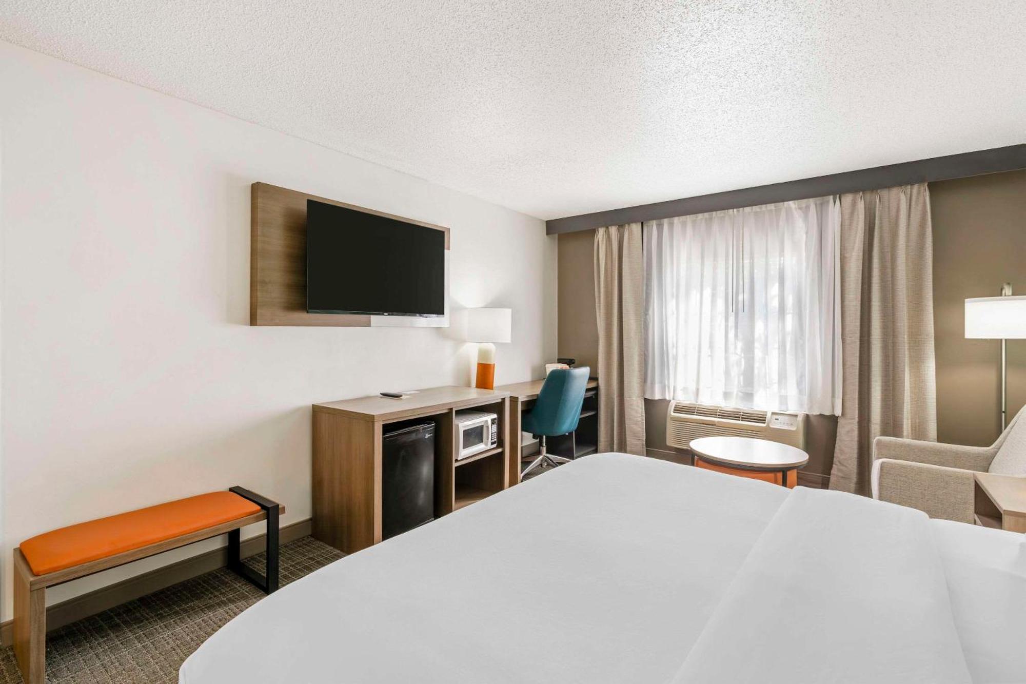 Ramada by Wyndham Louisville Expo Center Exterior foto